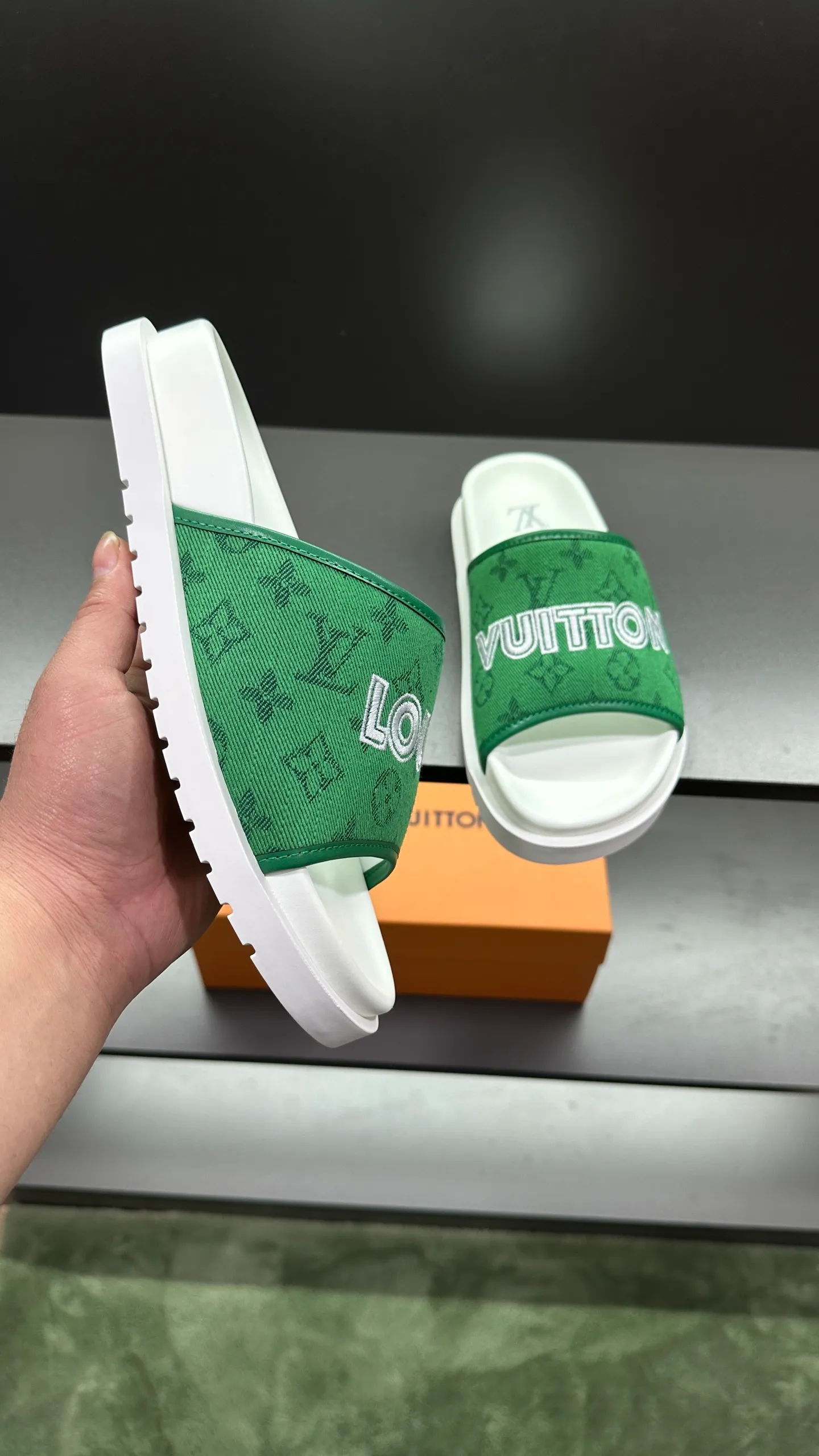 [L Home] P: 300💰Size: 38-45 Top purchasing lv men's summer slippers, classic presbyopia with soft real leather lining, unique color splicing effect, distinctive personality, fashionable and trendy essential style, light and comfortable. Lightweight and tough rubber insole, micro ridged foam outsole, super comfortable!